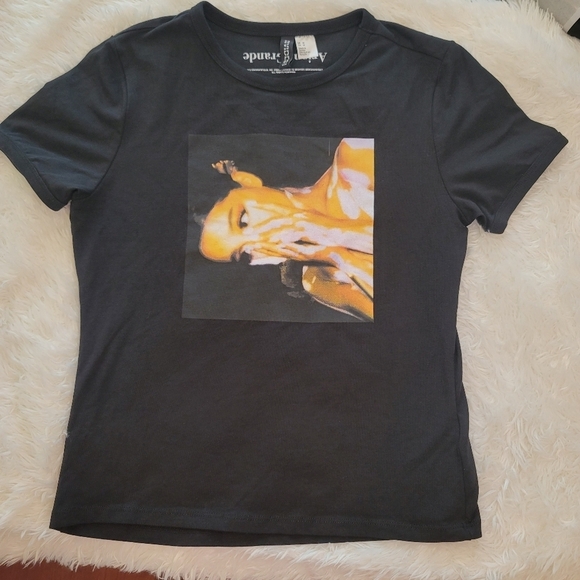 ARIANA GRANDE  black sideways tee size M sold out - Picture 10 of 10
